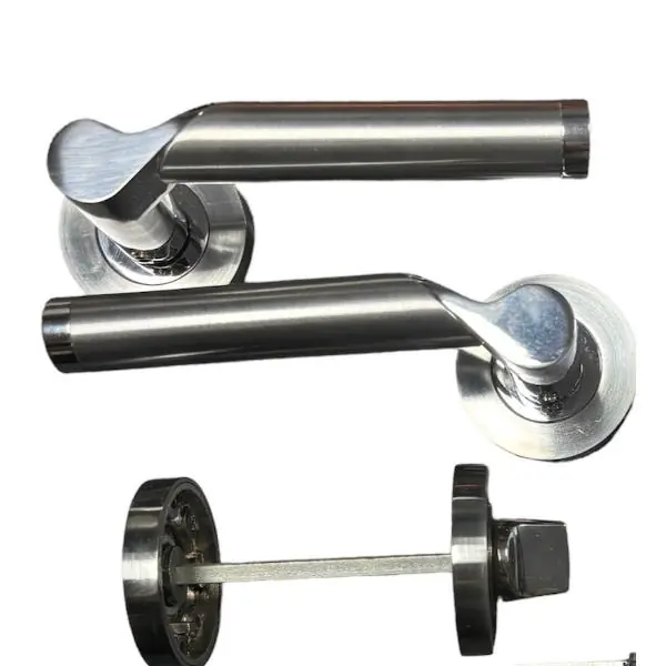 Worldwide Shipping Sichern The Brooklyn Bathroom handle is a stylish Lever on Rose handle in a Polished/Satin Chrome Finish.